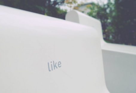 Psychology UX - white plaited chair