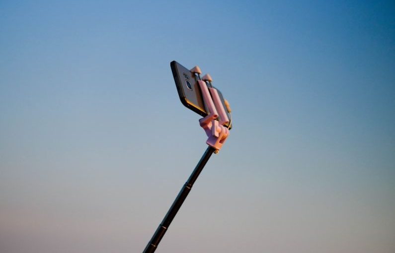 Influencer Selfie - smartphone on monopod